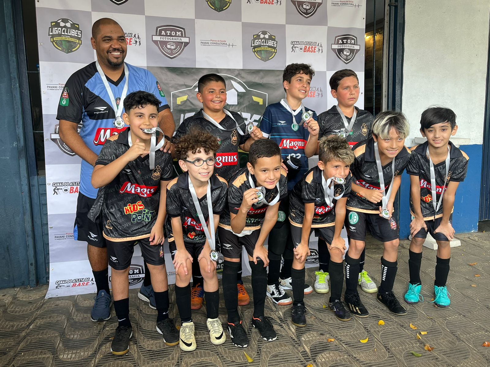 Alunos da Magnus School exibindo medalhas em competição